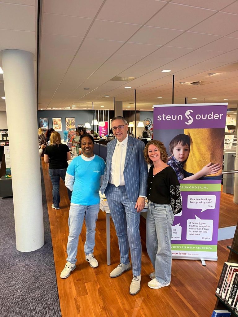 Steunoudercoördinator Aniel Shewdat met wethouder Cultuur en Welzijn Wassenaar Ronald Zoutendijk