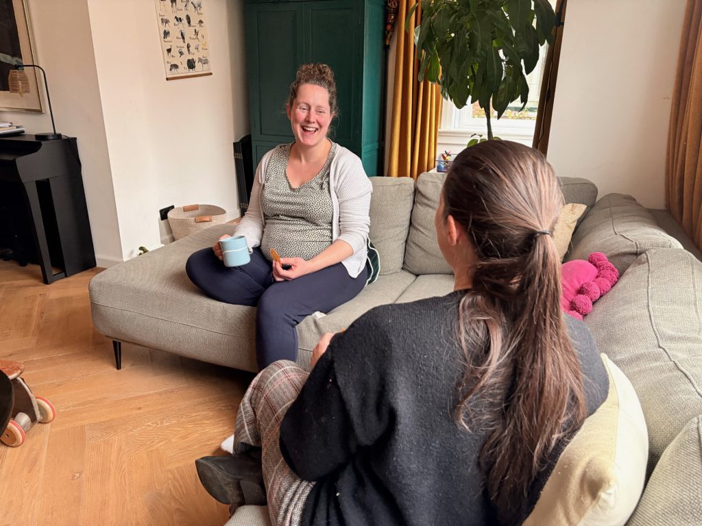 Jorieke en Pauline drinken thee op de bank in het kader van Steunouder Hilversum