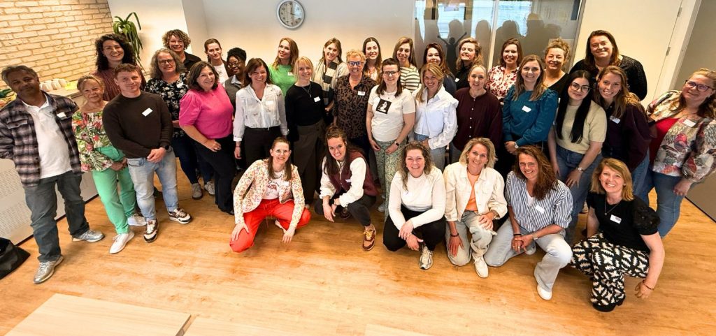 Steunouder groepsfoto met alle coördinatoren en het landelijke team