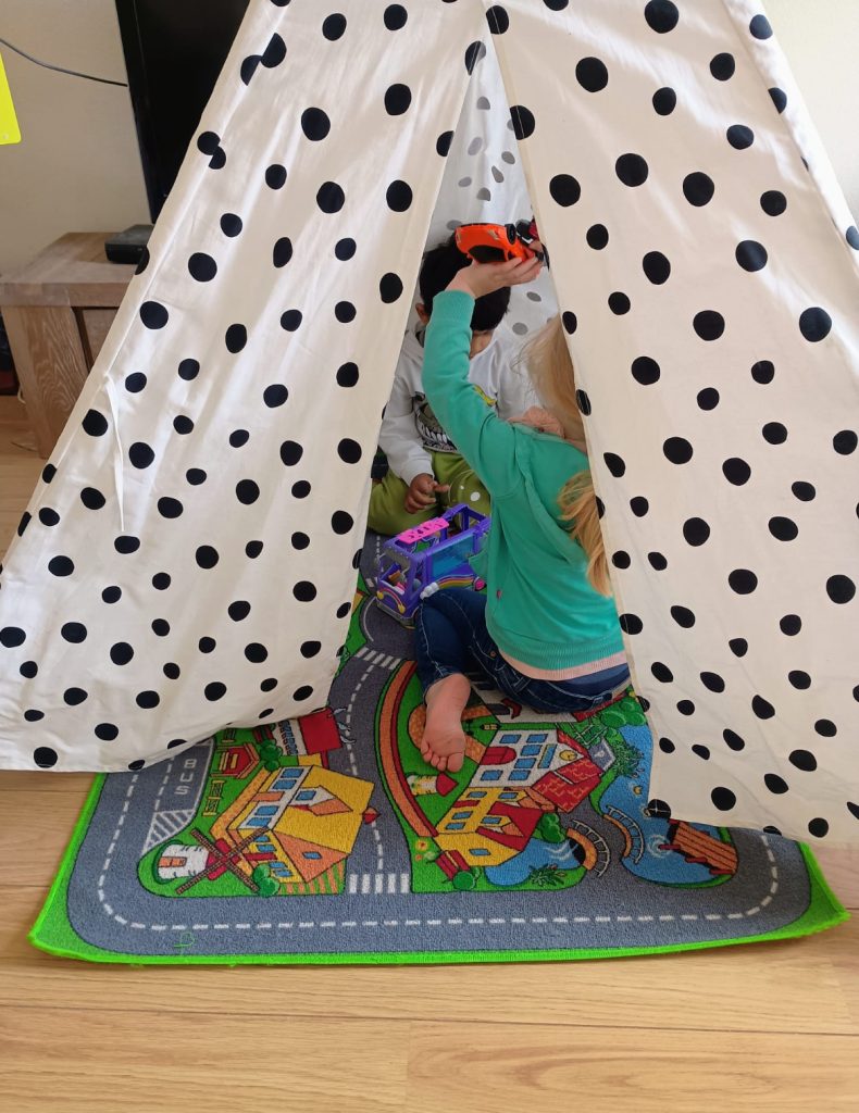 Kinderen spelen bij steunouders in een speeltentje